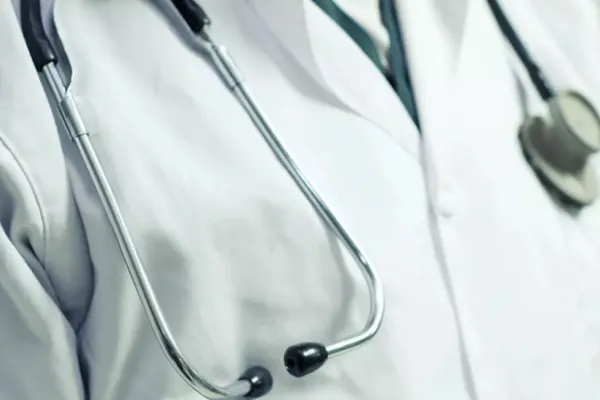 S-a angajat ca medic cu acte false și a tratat sute de pacienți. O impostoare din Italia, trimisă după gratii