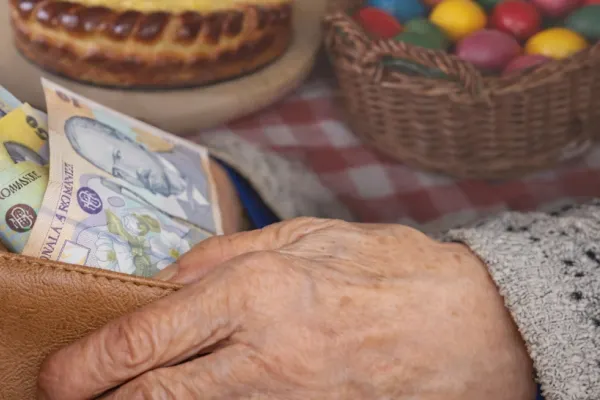 Două pensionare au fost păcălite prin metoda „accidentul”. O tânără care pretindea că este medic le-a lăsat fără mii de euro și zeci de mii de lei