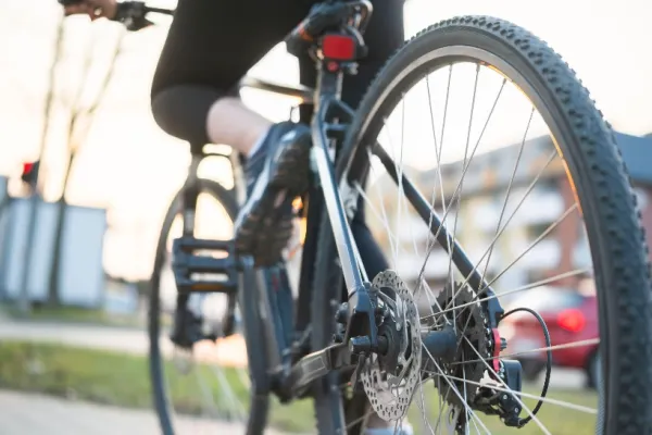 Adolescentă de 16 ani, pălmuită de un pieton după ce l-a accidentat cu bicicleta, pe pista pentru bicicliști din Reșița
