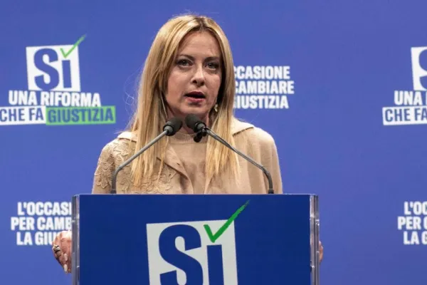 Italia taie prețul la pompă cu 25 de cenți pe litru. Meloni a găsit leacul pentru prețurile astronomice la carburanți, dar opoziția spune că e prea puțin și prea târziu