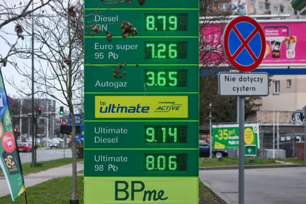 Polonia impune plafoane maxime de preț pentru carburanți și reduce atât acciza, cât și TVA
