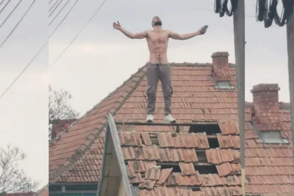 Scene șocante în județul Bacău. Un tânăr aflat sub influența alcoolului s-a urcat pe o casă și a aruncat cu țigle înspre polițiști-VIDEO