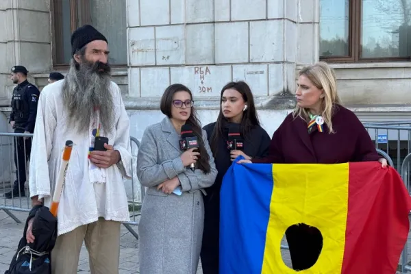 Protest pașnic în fața CNA, după suspendarea licenței Realitatea Plus. Zeci de oameni denunță abuzul și strigă: "Jos dictatura!"- LIVE TEXT