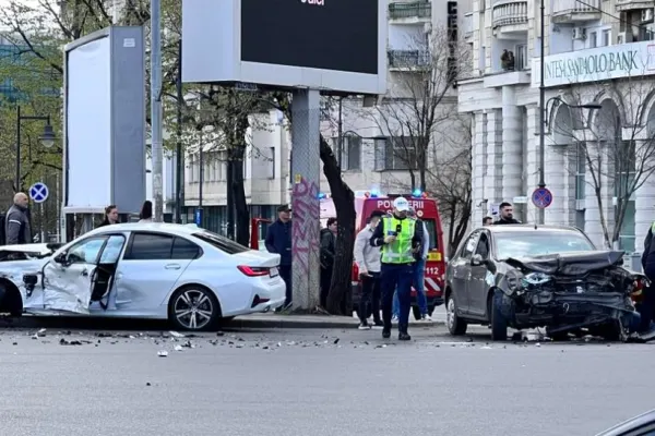 Accident rutier grav în București. Intervenție de urgență a echipajelor de salvare
