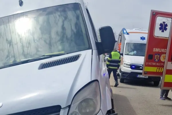 Microbuz cu opt persoane implicat într-un accident în județul Giurgiu: cinci pasageri au ajuns la spital