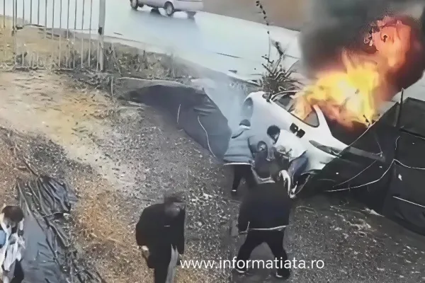 Accident spectaculos: o mașină electrică a luat foc după ce a intrat în gard, iar pasagerii au rămas blocați