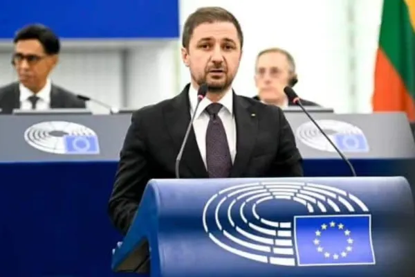 Adrian Axinia (europarlamentar AUR/ECR): „Digitalizăm certificatele de înmatriculare, simplificăm regulile europene și armonizăm datele din registrele naționale ale statelor UE”