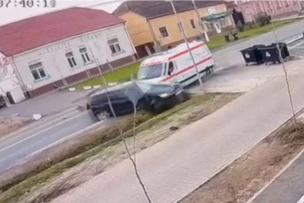Ambulanță aflată în misiune, implicată într-un accident în apropiere de Timișoara