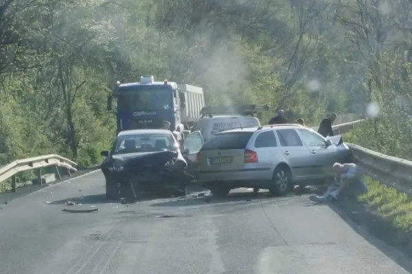 Accident teribil pe DN7, în Arad: trei mașini, distruse complet. Patru oameni au ajuns la spital