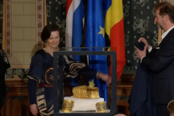 Coiful dacic furat în Olanda a fost recuperat. PRIMELE IMAGINI, momentul dezvelirii tezaurului a fost primit cu aplauze- VIDEO