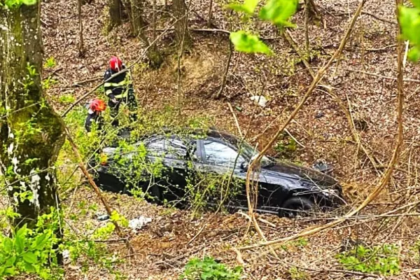 Șofer rănit după ce a pierdut controlul volanului și a ajuns cu mașina în pădure: accident spectaculos în Argeș