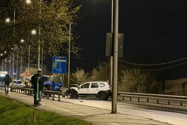 Accident grav în Sibiu: cinci persoane implicate, două minore rănite. O șoferiță băută a pierdut controlul mașinii