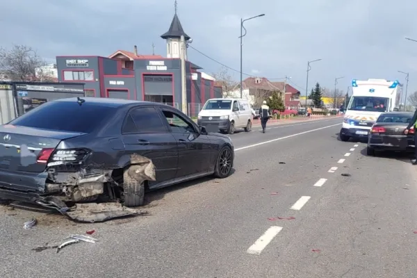 Grav accident în Focșani: un copil a scăpat ca prin minune datorită scaunului auto. SAJ Vrancea: „Dispozitivele de siguranță salvează vieți”