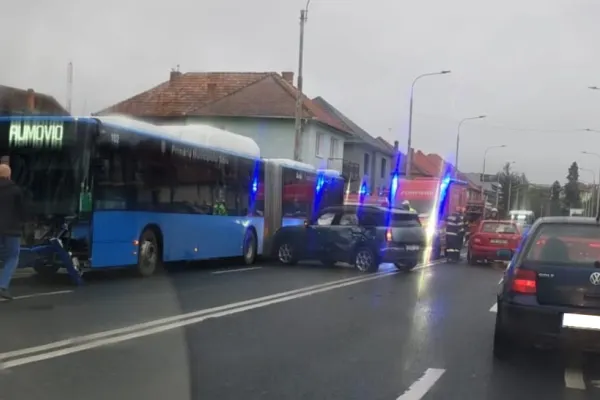 Trafic îngreunat în Sibiu. Accident între un autobuz și două mașini pe Șoseaua Alba Iulia