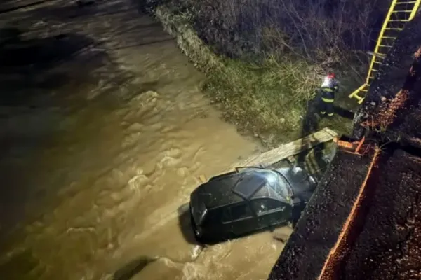 Accident grav în județul Suceava. Un tânăr a plonjat cu mașina în albia unui râu