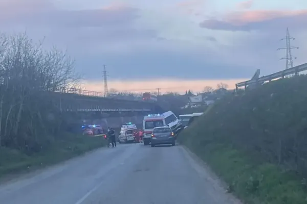Accident grav pe DN 1A: cinci persoane rănite după ce microbuzul în care se aflau s-a răsturnat