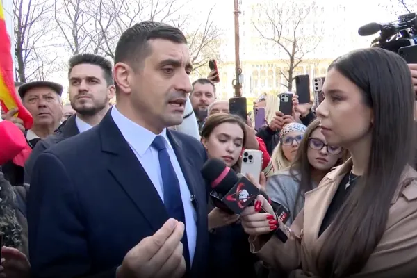George Simion, la protestul din fața CNA: "Decizia închiderii Realitatea PLUS e motivată politic. E un atac la democrație"