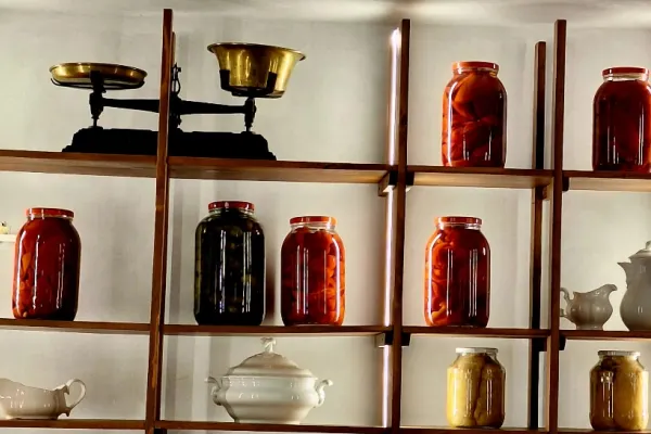 Alimente care nu expiră niciodată. Ce poți păstra în cămară cu anii fără să se altereze