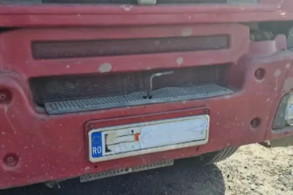 Și-a acoperit numerele de înmatriculare cu bandă pentru a fenta de taxa de drum. Polițiștii i-au aplicat o amendă usturătoare