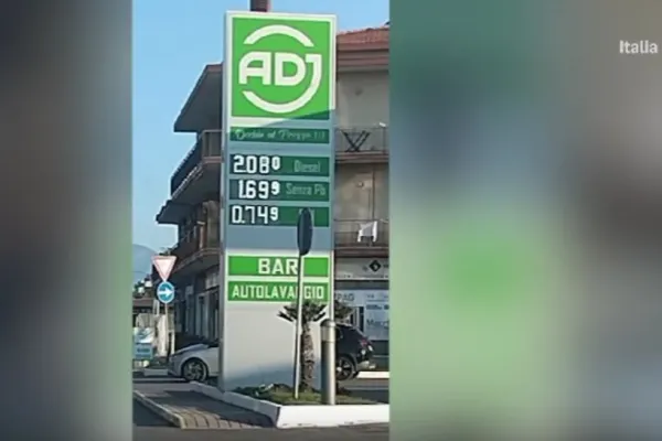 Prețul benzinei în Italia, mai mic decât cel de dinainte de război