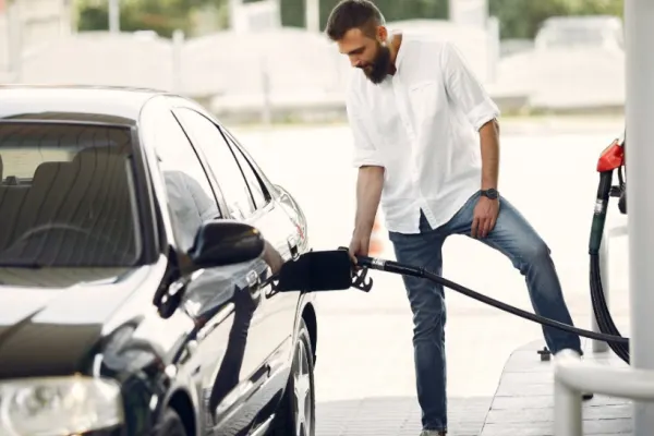 Se anunță o mare schimbare la pompă. Carburantul mai ieftin ar putea ajunge în toată Europa