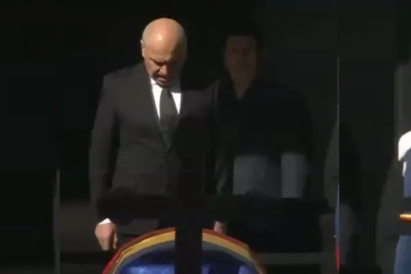 Ilie Bolojan, la catafalcul lui Mircea Lucescu. Premierul României i-a adus un ultim omagiu legendarului antrenor