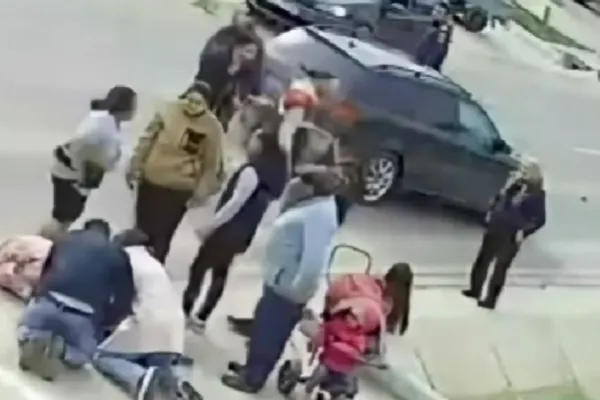 Accident dramatic în Bacău: un copil de 4 ani, lovit de mașină după ce a fugit pe șosea. Intervenție rapidă a unui polițist și a unei studente la Medicină