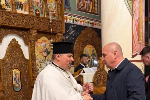 Premierul Ilie Bolojan a fost la biserica din Sînmartin, în noaptea de Înviere - FOTO GALERIE