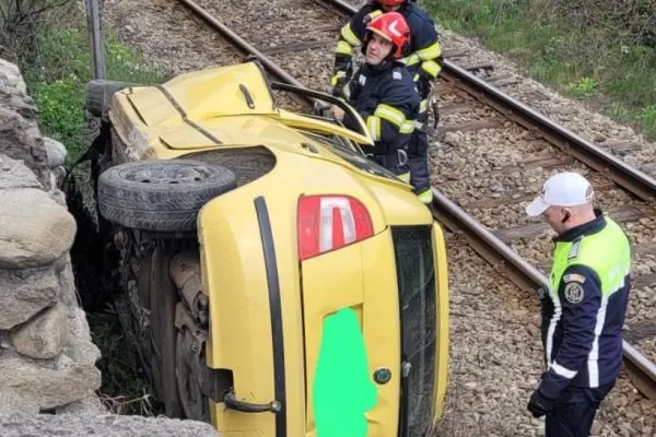 Accident cu victime pe Valea Oltului. Trei autoturisme, implicate. Unul dintre ele s-a răsturnat pe marginea unei căi ferate. O persoană, resuscitată