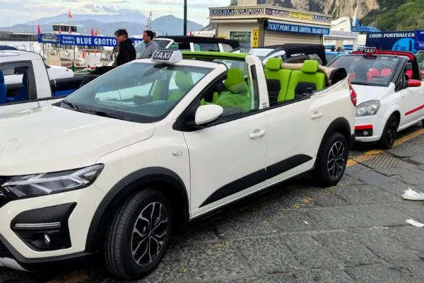 Dacia Jogger decapotabilă, vedetă în Italia. Cum a ajuns modelul de familie „Papamobilul” turiștilor din Capri GALERIE FOTO