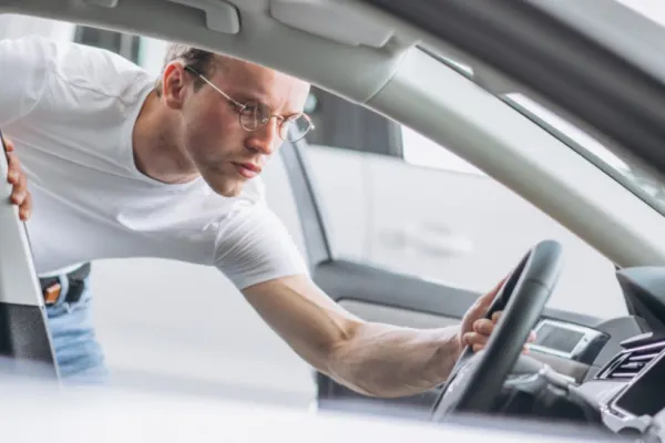 Un model de mașină a băgat șoferii în spital. „Vede” gropile ca accidente și declanșează airbag-urile în mers