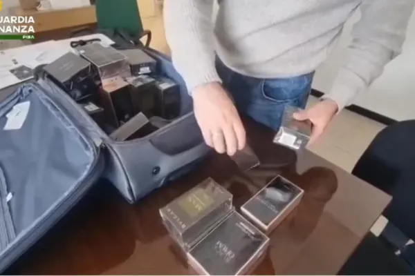 Trei români, arestați în Italia după ce cumpărau bilete de avion ieftine doar pentru a fura din duty-free