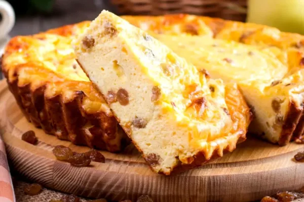 Rețetă de pască fără aluat cu brânză dulce, smântână și stafide aurii. Un desert care nu trebuie să îți lipsească de pe masa de Paște