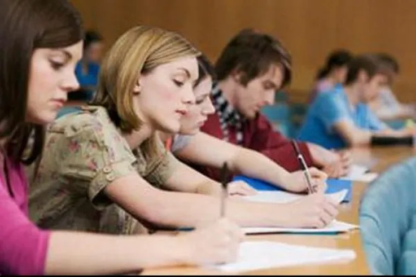 Bursele sociale, în pericol. Elevii acuză Guvernul că taie sprijinul exact pentru familiile care au cea mai mare nevoie de el