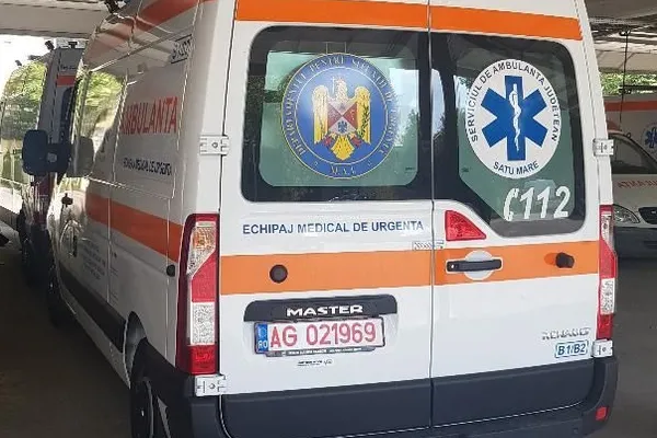 Accident grav în judeţul Călăraşi. O ambulanță aflată în misiune s-a ciocnit violent cu un alt autoturism