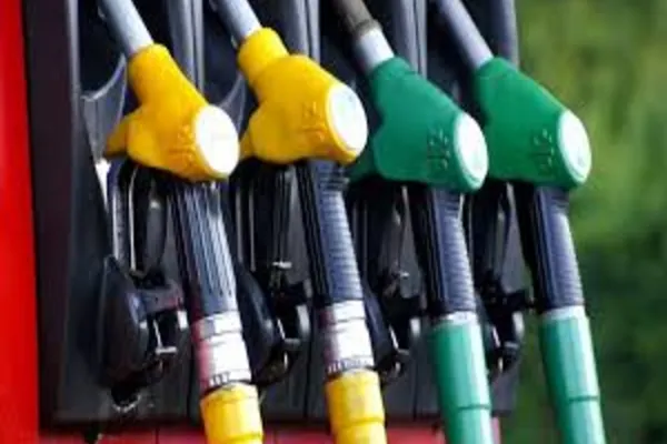 Criza combustibililor revine în forță în Rusia. Vânzările de carburanți, înăsprite în 10 regiuni