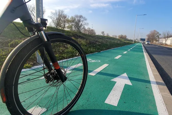 Amendă neobișnuită pentru o primărie din România: De ce au sancționat polițiștii pistele de biciclete din oraș