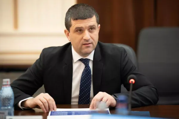 Miruță, în plenul Parlamentului: „Vă comportați ca niște boieri, cărora noi, simplii cetățeni, le-am datora respect doar pentru că există”