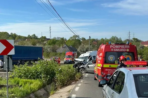Accident grav între un microbuz și un autoturism în Maramureș. 10 persoane, transportate la spital - FOTO&VIDEO