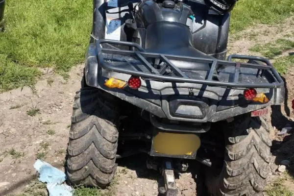 Tânăr de 18 ani, mort într-un accident cumplit cu ATV-ul în Prahova. S-a izbit violent de un utilaj aflat pe marginea drumului