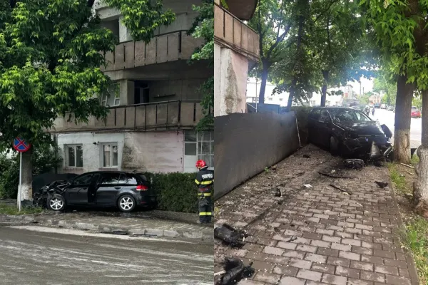 Accident în municipiul Bârlad. O mașină a ieșit de pe carosabil și s-a izbit violent de un copac-FOTO