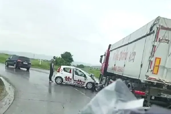 Ambulanţă privată, implicată într-un accident în Prahova. Doi pacienţi oncologici şi şoferul au fost răniți
