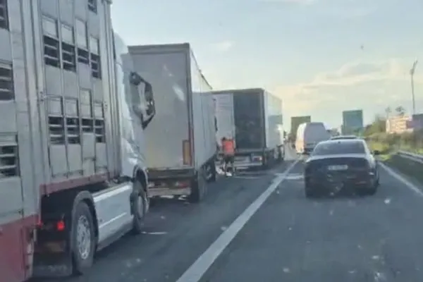Accident pe Autostrada A1 București–Pitești. Trei TIR-uri implicate, un șofer rănit. Trafic restricționat - VIDEO