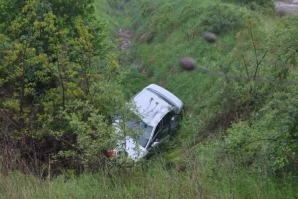 Accident grav în Neamț. O mașină a „zburat” de pe carosabil și a aterizat direct în șanț