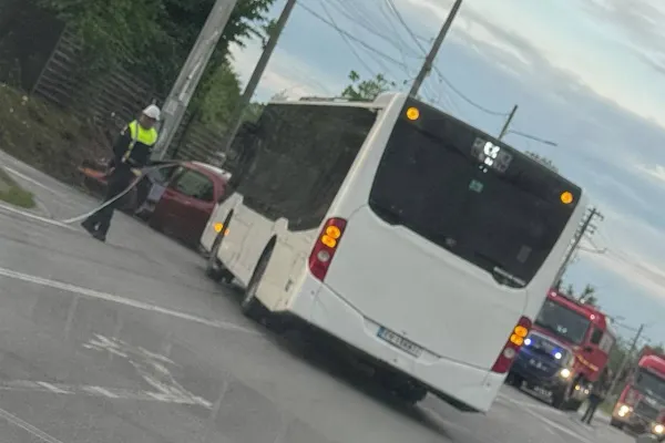 Accident în Dâmbovița: trei persoane rănite după impactul dintre un autobuz și o mașină