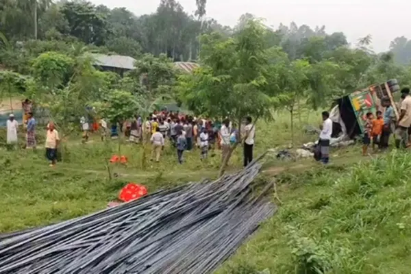 Accident grav în Bangladesh. Cel puțin 15 oameni au murit după ce un camion cu bare de fier s-a răsturnat