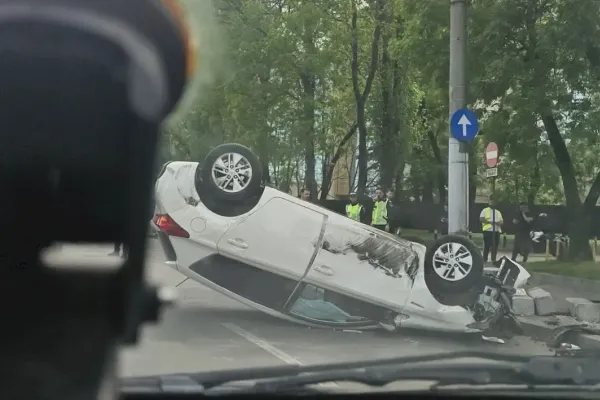 Accident cu trei mașini în Capitală: o șoferiță a ajuns la spital după ce autoturismul în care se afla s-a răsturnat