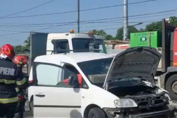 Șofer băut, implicat într-un accident grav în Vaslui. A intrat cu viteză într-un sens giratoriu și s-a izbit de două mașini