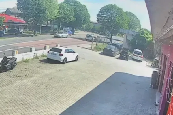 Imagini șocante din Eforie Sud. O femeie și copilul ei au fost loviți pe trecerea de pietoni de un șofer de 79 de ani - VIDEO