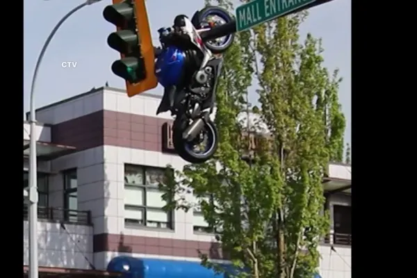 Accident bizar. Motocicletă proiectată pe un semafor și rămasă agățată la înălțime VIDEO